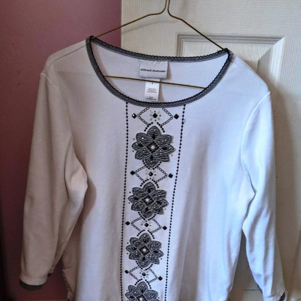 Alfred Dunner White Top/ Beaded Center Front SZ Sm